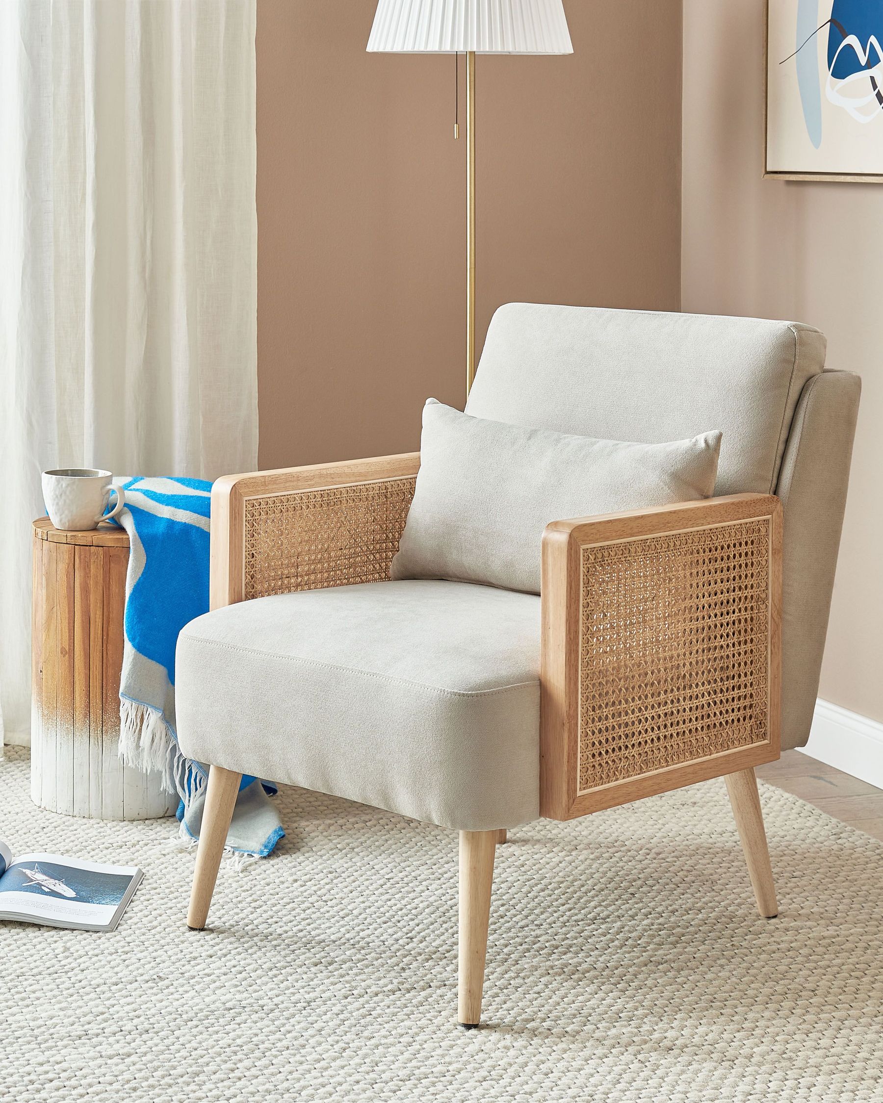 Fauteuil en Tissu Beige clair, accoudoirs tressés en Rotin IBAZ